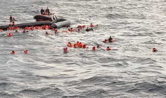 La ONG Open Arms ha soccorso oltre 100 migranti dopo un naufragio nel Mediterraneo