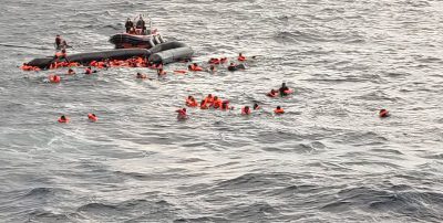 La ONG Open Arms ha soccorso oltre 100 migranti dopo un naufragio nel Mediterraneo