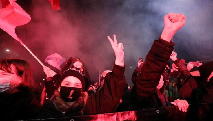 Polonia, in vigore la legge che vieta l'aborto. Le donne tornano in piazza 1